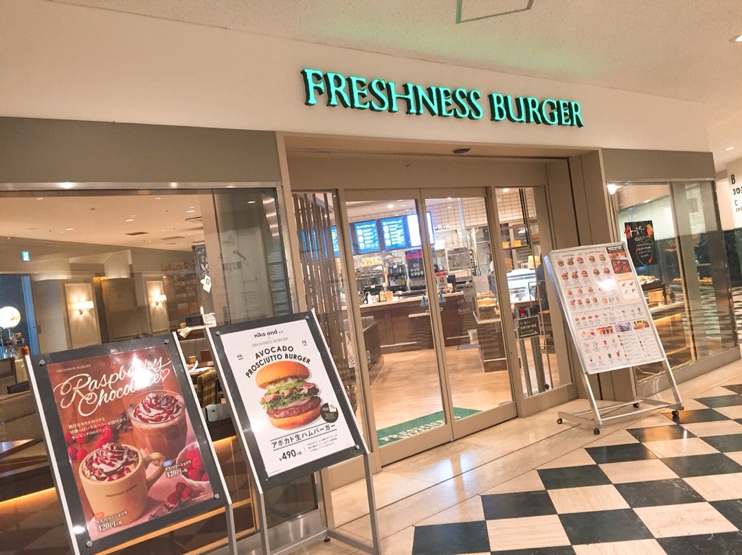 飲食店　フレッシュネスバーガー聖路加タワー店（飲食店）まで555m