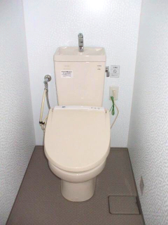 トイレ　落ち着いた色調のトイレです