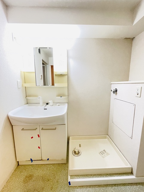 洗面設備　清掃前の写真です