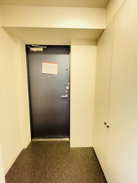 玄関　清掃前の写真です