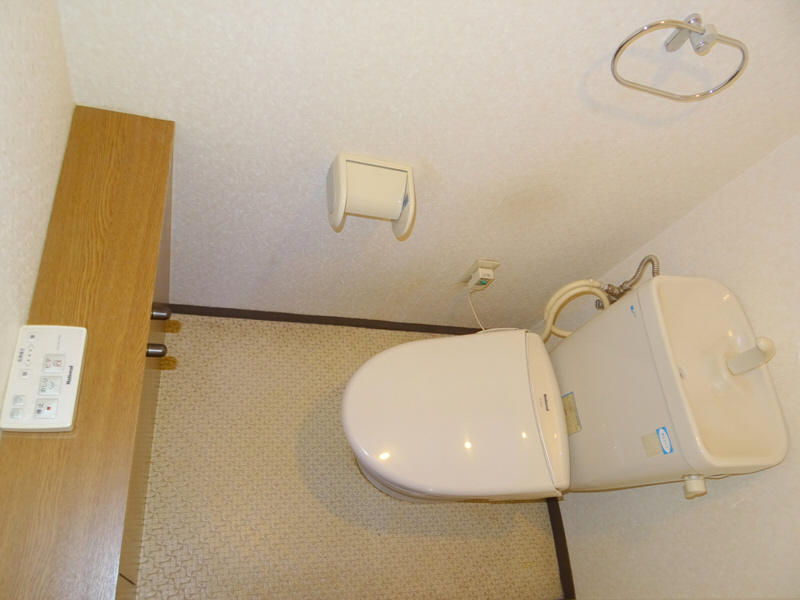 トイレ　トイレすぐ前にうれしい収納。