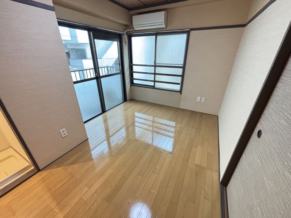 居室・リビング　フローリングにはりかえました！