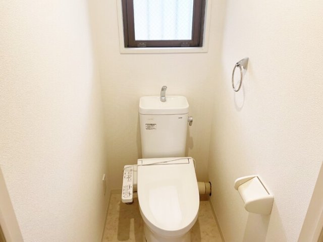 トイレ　同物件別号室の写真です。