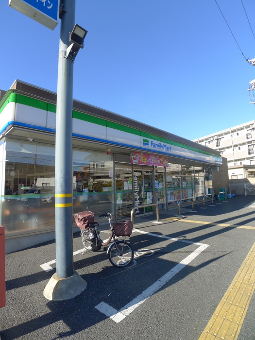 コンビニ　ファミリーマート（コンビニ）まで100m