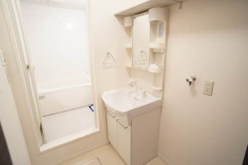 洗面設備　写真は別部屋の為現況と異なる場合がございます