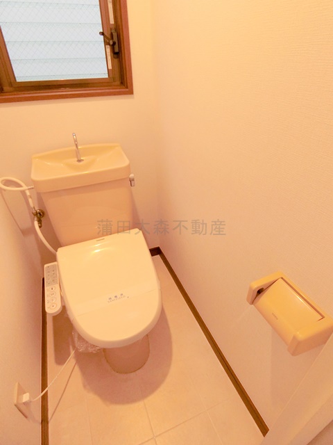 トイレ　窓と温水洗浄便座付きのトイレ