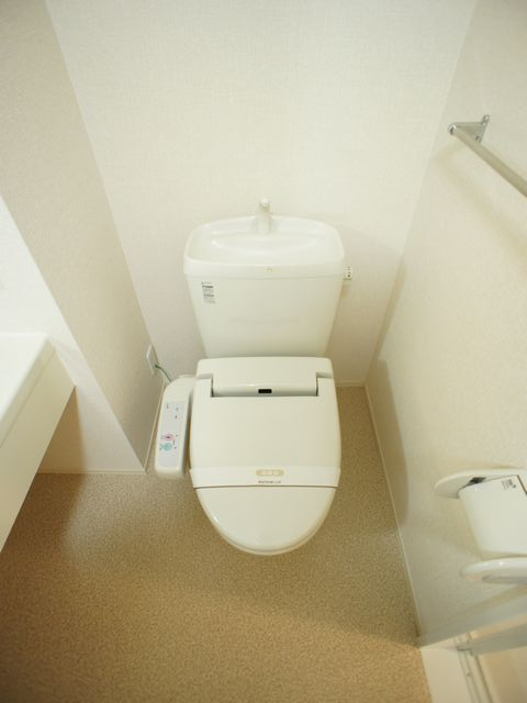 トイレ　温水洗浄暖房便座機能付きです♪