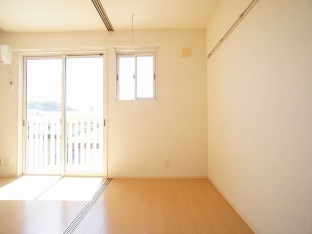 その他部屋・スペース　日当たり良好な南側洋間です♪