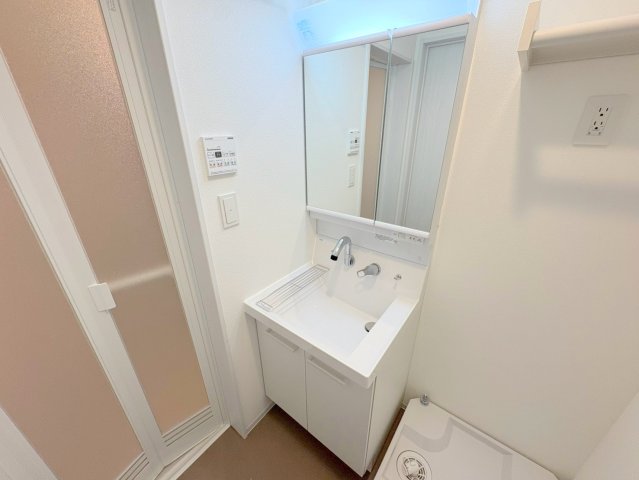 洗面設備　明るい洗面所です