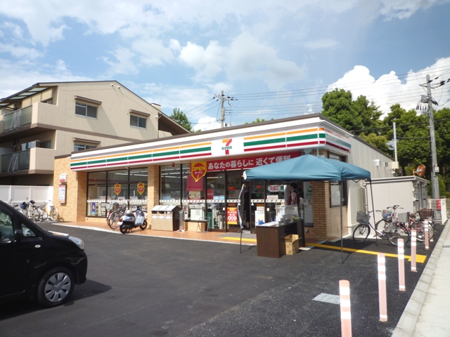 コンビニ　ファミリーマート尼崎潮江四丁目店（コンビニ）まで771m