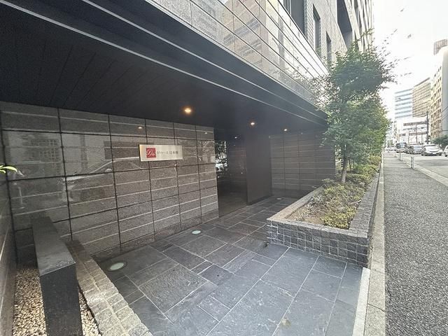 エントランス　落ち着いたエントランスです