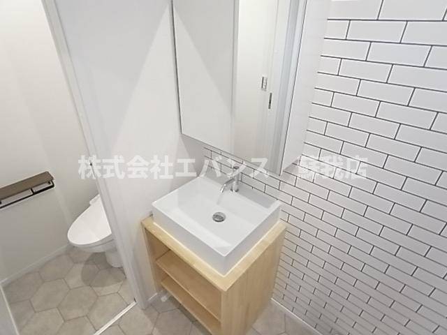 洗面設備　独立洗面台、朝の身支度には欠かせません