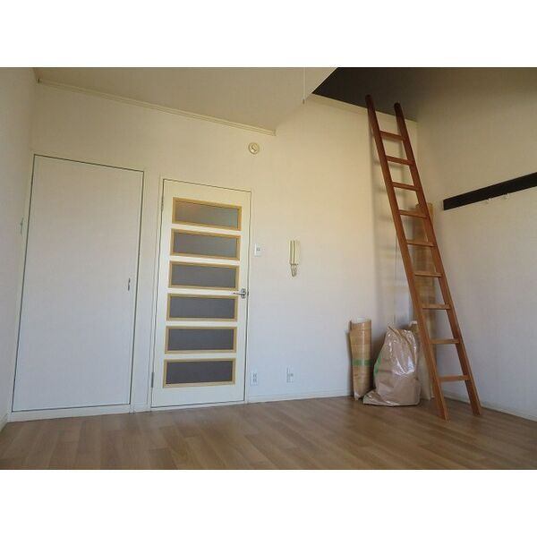 居室・リビング　ロフトと出窓があってオシャレなお部屋です。