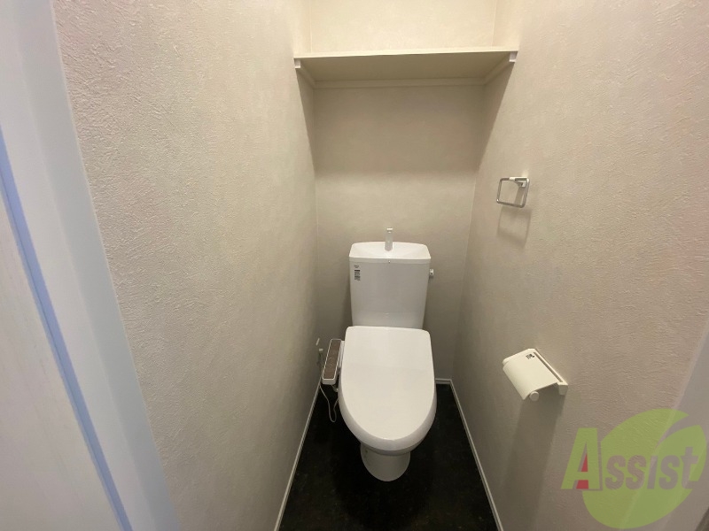 トイレ　ウォシュレット付きトイレの上部には収納もございます。