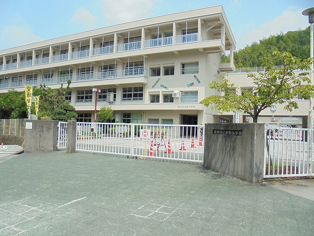 小学校　泉野小学校（小学校）まで825m