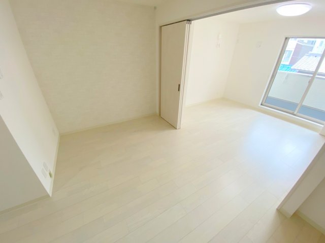 居室・リビング　家具配置がしやすいですね。