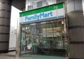 コンビニ　ファミリーマート旧厚生年金会館前店（コンビニ）まで110m