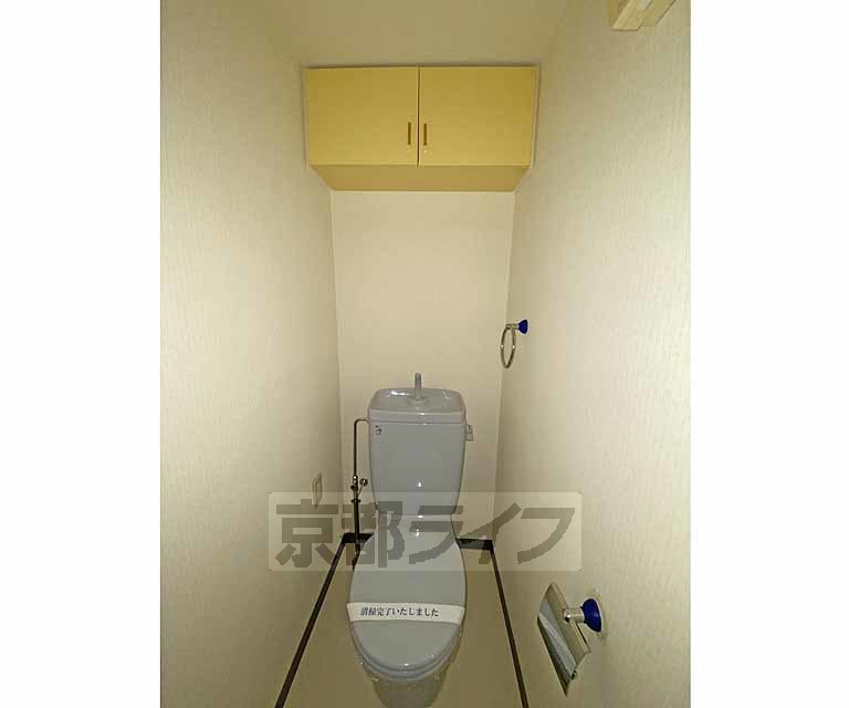 トイレ　トイレにコンセントと収納があります。