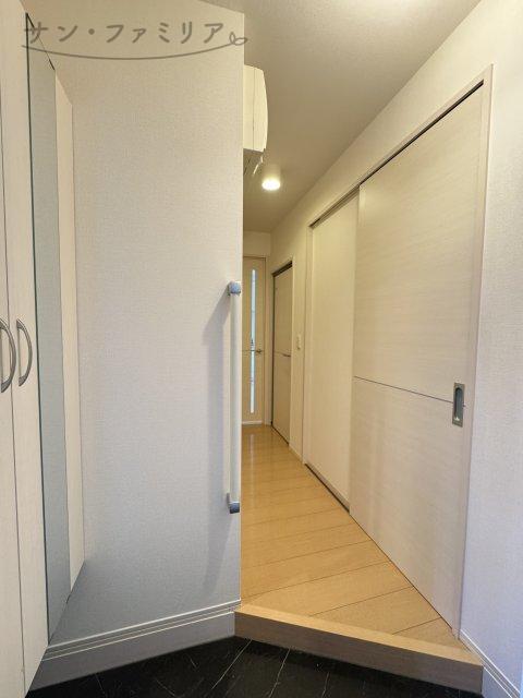 玄関　同一物件別部屋写真