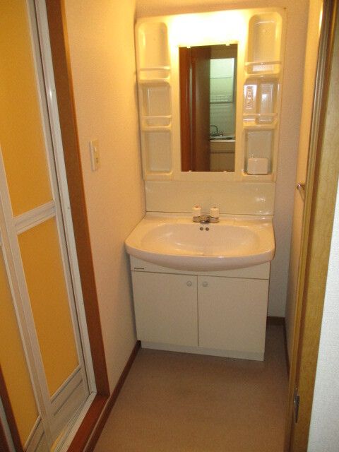 洗面設備　スペースが確保できる洗面所です