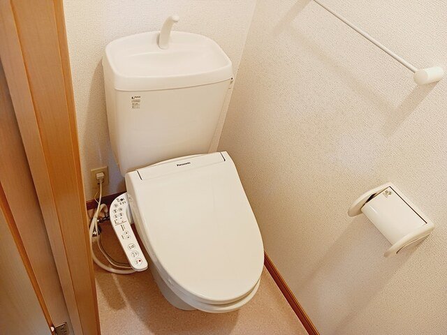 トイレ　落ち着いた色調のトイレです