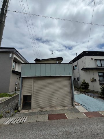 建物外観　道路にガレージと駐車スペースがついてその奥に戸建て一軒家