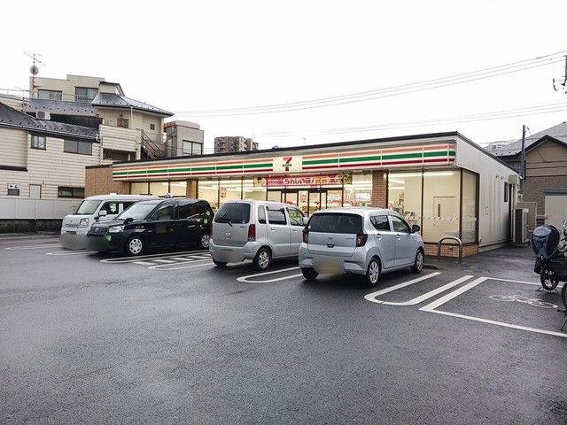 コンビニ　セブンイレブン（コンビニ）まで401m