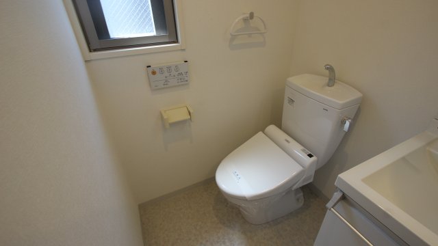 トイレ　同物件別号室の写真