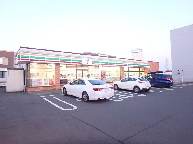 コンビニ　セブンイレブン　本通18丁目店（コンビニ）まで389m