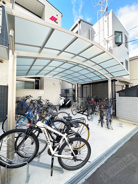 その他共有部分　屋根付き駐輪場。大事な自転車も雨でも安心♪