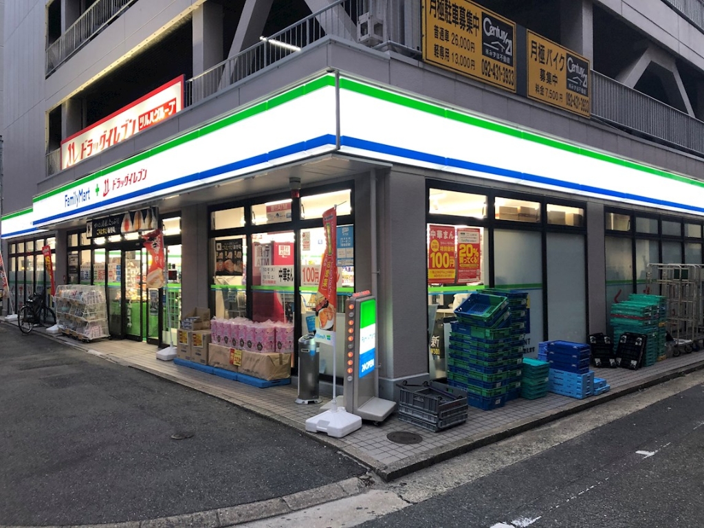 コンビニ　ファミリーマート ドラッグイレブン神屋町店（コンビニ）まで44m