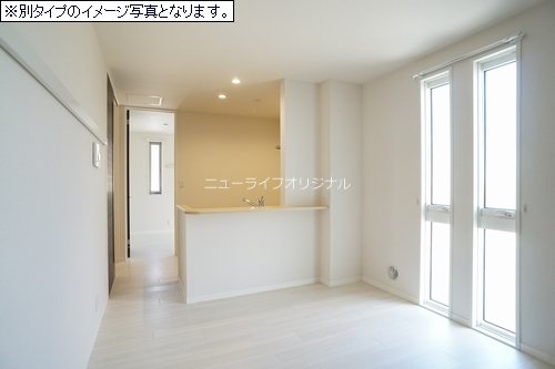 居室・リビング　陽光が差し込む、明るい広々LDK※現況優先