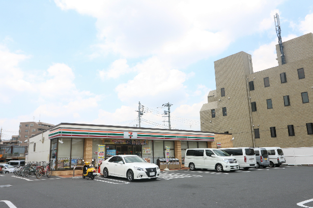 コンビニ　セブンイレブン 足立鹿浜店（コンビニ）まで399m