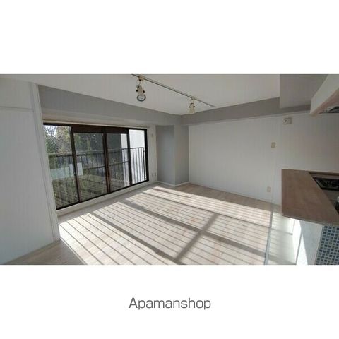 シーズンコート植田南の居間写真