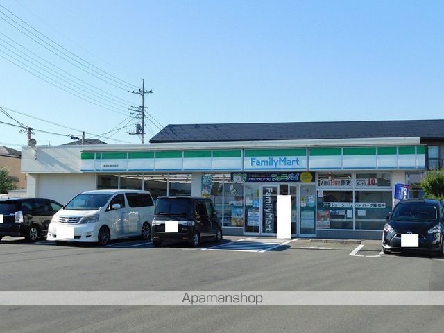コンビニ　ファミリーマート（コンビニ）まで1875m