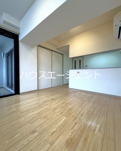 居室・リビング　カウンターキッチンと繋がるダイニングです。※参考画像