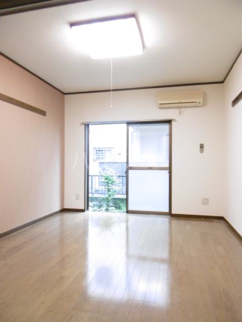 ネオコート一喜の居間写真