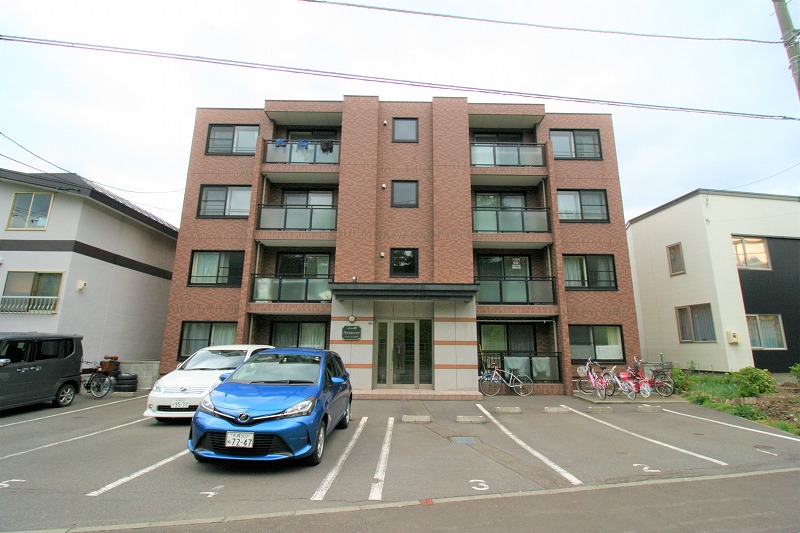 建物外観　今なら駐車場も空きあります♪