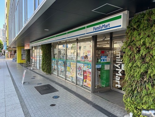 コンビニ　ファミリーマート 横浜岡野一丁目店（コンビニ）まで301m