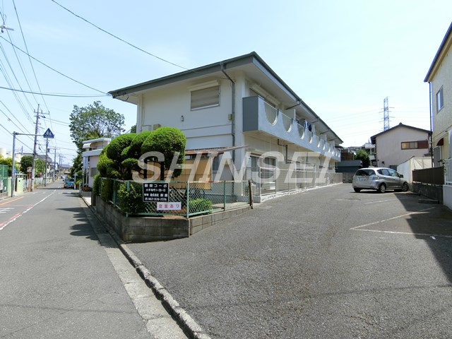 その他　屋根付き駐輪場や駐車場併設！