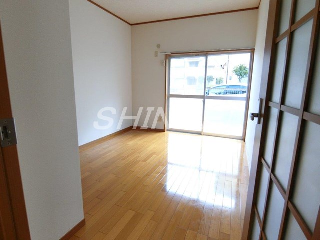 居室・リビング　日当たり良好！フローリングのお部屋です♪