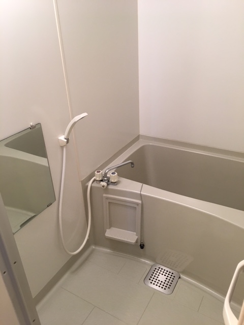 バス・シャワールーム　鏡も付いているのでお風呂で洗顔する人には嬉しい♪