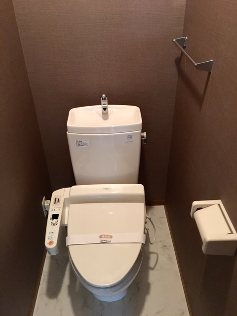 トイレ　おしゃれな茶色クロス　大人な気分で用が足せます笑