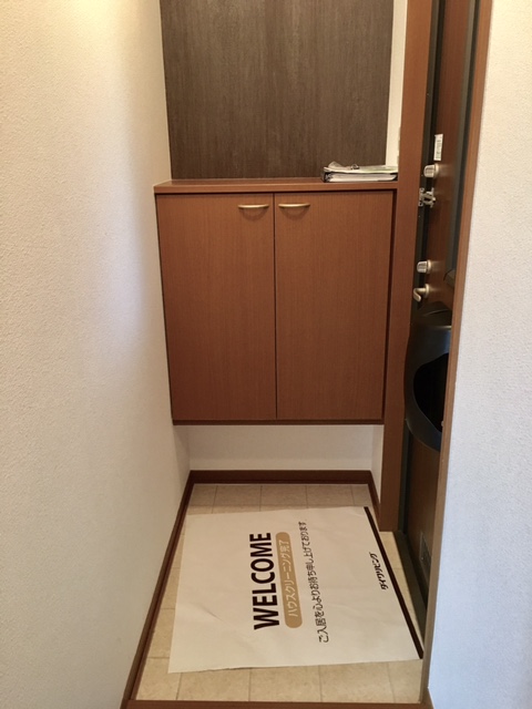 玄関　収納の下にスペースがあるのでブーツや長靴も楽々置けます♪