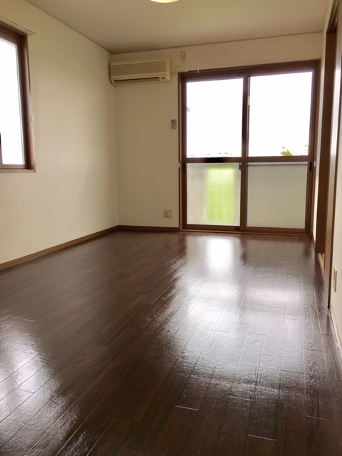 居室・リビング　窓が２面あるので風通りも抜群！