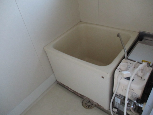 バス・シャワールーム　沸かし直しも可能なバランス釜タイプ。