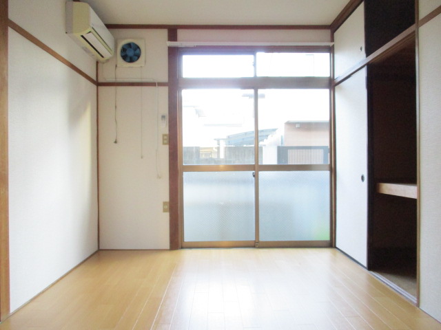 居室・リビング　南向きで陽当たり良好♪