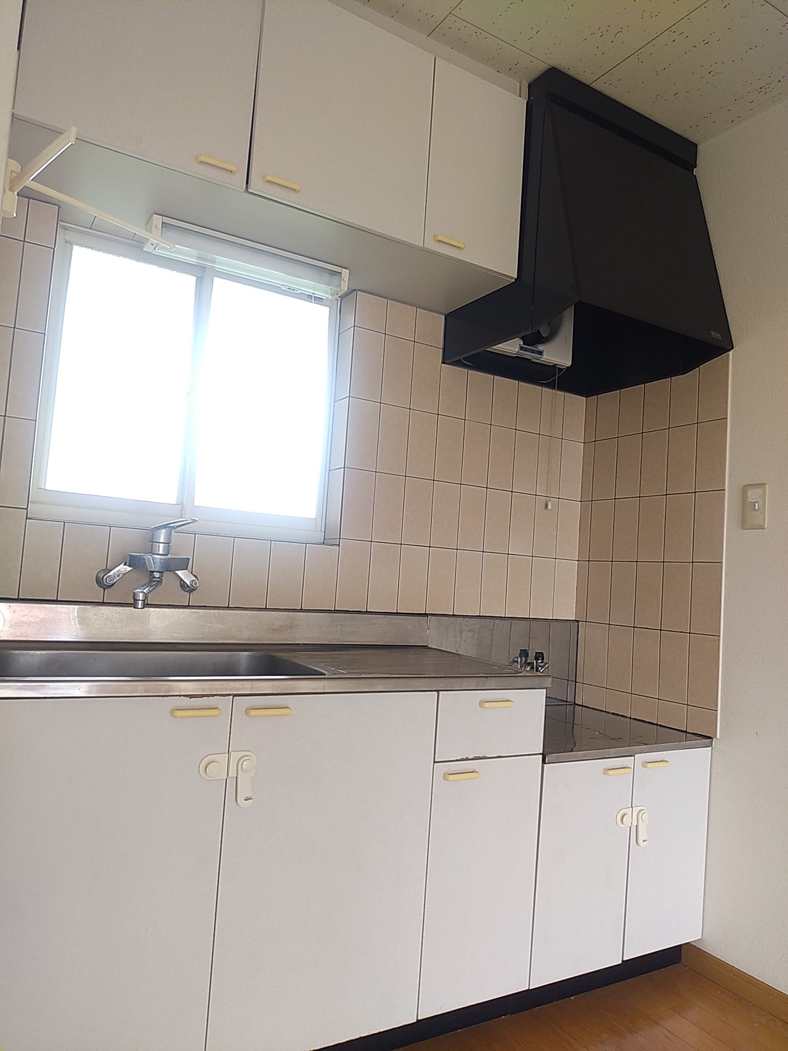 キッチン　窓があり換気ができます。