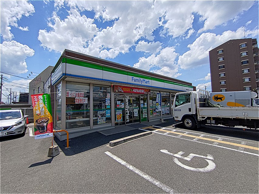 コンビニ　ファミリーマート四條畷岡山東店（コンビニ）まで151m