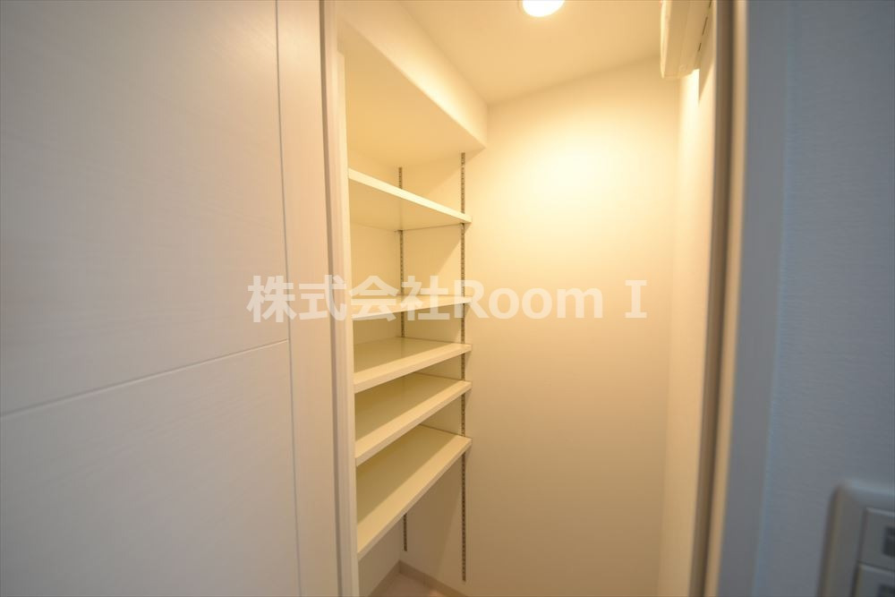 玄関　明るい玄関ですシューズボックスです。